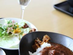 私は名物？のカレーと、シャンパンを
このカレーは、肉がゴロゴロ入っていて、甘さの後に丁度良い辛さを感じられる・・・ホント美味しい。

食後にマッサージ器でマッサージ。人によるマッサージは大人気で予約が2時間後との事だったので、無理！残念！