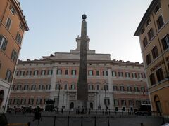 モンテチトーリオ宮殿前のオベリスク。
ベルニーニの設計だとか。