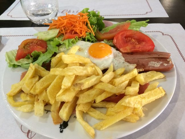やってきたのが、コレです。<br />ポルトガルに入って、フレンチフライのオンパレードです。<br />目玉焼きの下には、たっぷりのソーセージとハム。<br />ポルトガルは、パンが出てくると、パンの料金を2ユーロぐらいとられるのですが、ポテトの方が美味しいので、じゃがいもが主食になった感じです。<br />パサパサのパンよりは、ポテトの方がおいしいですね。