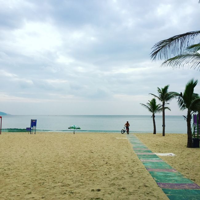 ホテルから歩いて３分のミーケビーチ。曇り空でしたが波も穏やかで綺麗でした！