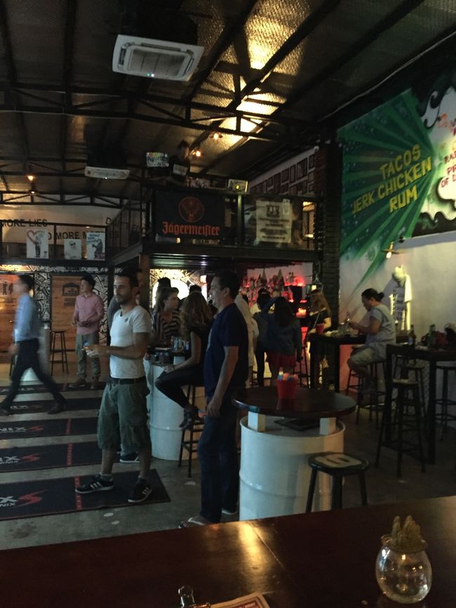 JAMMIN店内はこんな感じです。<br />欧米人も多くお客さん同士もとってもフレンドリーです。<br />ダーツ初心者の私は負けてばっかりでしたけど笑<br />初めてダナンに旅行へ行く方は初日にこのお店に行く事をおすすめします！