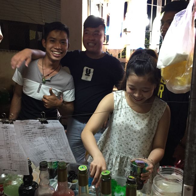 散歩の途中でミルクティーを購入。ゼリーとかタピオカとか具が多すぎる笑<br />いきなりカメラを向けたのにこの笑顔。