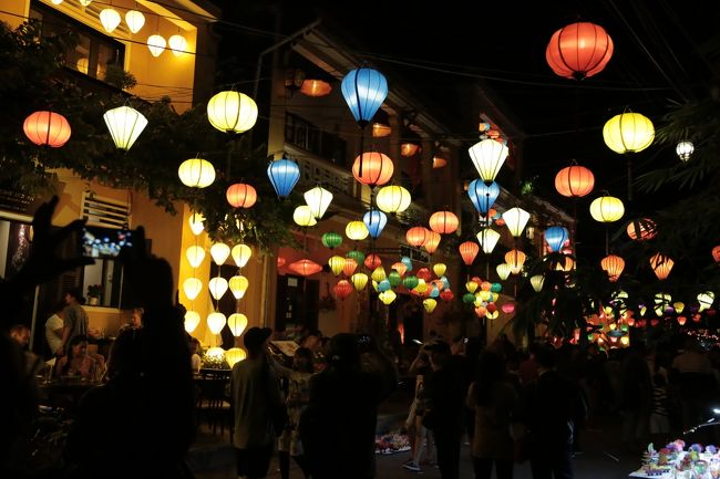 世界遺産の街ホイアン。ランタンがズラーっと並んでいてとても綺麗です。<br />私の下手な写真じゃうまく伝わらないと思いますが本当に素敵な街でした。