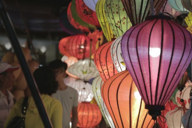 露店で売っているランタン。写真を構えた人が群がってました笑