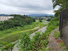 ブリュナ館を回り込むようにして裏側に出ると、鏑川が見える。普通にきれいな川の風景だった。この水も含めて、製糸場に適した場所だったのだな。