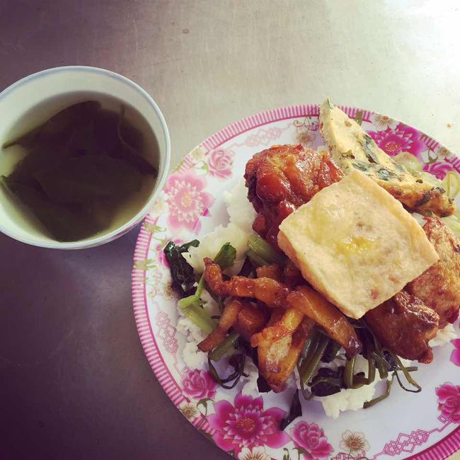 コムタムと言うベトナムの定食。このボリュームで１００円！安い！