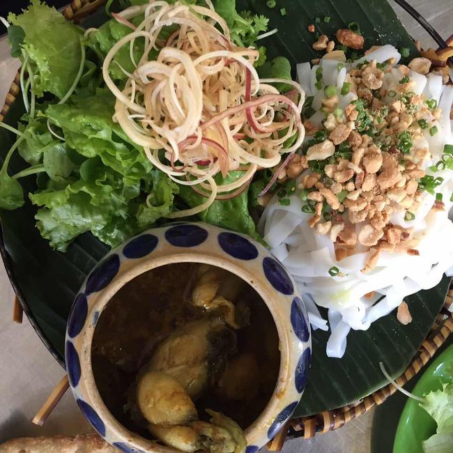 カエルのモモ肉を使ったミークワンと言うベトナムのうどん？的な料理。<br />カエルか！と思って食べたけど美味しくてびっくり！日本人の味覚に合う味でした。