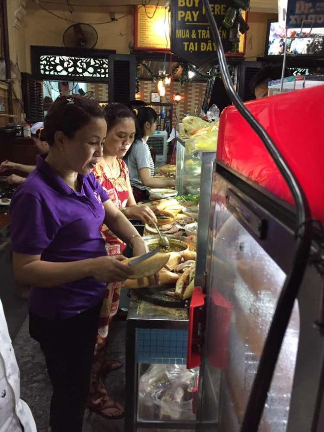 ホイアンに行ったら絶対に食べろと言われたバインミー屋さん。<br />すごい行列で一瞬躊躇しましたが食べて置いてよかった！本場のバインミーはやっぱり美味しい！