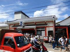 稲荷駅は京都から２駅目。
道路を横断すると伏見稲荷大社の参道という立地。