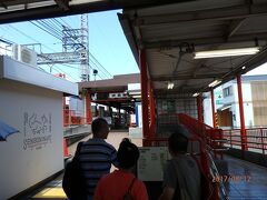 京阪伏見稲荷駅に向かう参道は賑やかでした。
狐せんべい、稲荷寿司、鶉やスズメの焼き鳥そして神棚器具などなど。
どうやらこちらがメインですね。