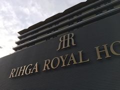 駅からテクテク歩いて今日宿泊するリーガロイヤルホテルに着きました。