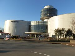 　この建物は「航空科学博物館」の外観です。場所は成田国際空港の滑走路の端の隣にあり、離着する航空機を間近でご覧になれます。

　中央の高い円筒形の建物は4階が「展望レストラン（バルーン）」成田空港と飛行機を眺めながら食事が出来ます。5階が展望展示室、ガイドの説明を参考に離着陸する航空機を見ることができる。
