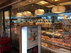朝からシャトルバスでまた京都駅へいき駅ナカ八条口側にある志津屋でパンを買いました。ペッパーカルネが美味しいと評判ですよ。