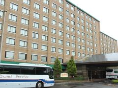 空港から約15分、宿泊先の「インターナショナルガーデンホテル成田」に到着＝写真＝。2013年5月の『ソウルふたり旅』（http://4travel.jp/travelogue/10773935）以来、二度目の利用。Expediaのポイント（約2千ポイント）を利用し、1泊朝食付きで約6千円で予約することができた。

発表資料や報道などによると、同ホテルは7月にホテル専門の投資法人によって、約91億円で買収されたとのこと。買収の背景には、急増する訪日観光客があるという。