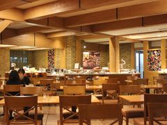 夕食は館内唯一のレストラン「AVANTI（アヴァンティ）」（イタリアンブッフェ）へ。2013年のGWに利用した時は、国際色豊かで大入りだったが、当日は先客が数組ほどでがらんとして実にさみしい雰囲気だった＝写真＝。ぐるなびのクーポン使用（20％オフ）でひとり2480円なり。