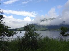 多少雲は掛かっているけれど、燧ヶ岳(ヒウチガタケ)が見える。今日は雨の予報だったけれど、晴れ間も見えてきた。
