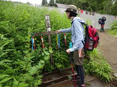 尾瀬沼の東岸には長蔵小屋やビジターセンターが点在している。
早速、長蔵小屋にて靴の汚れを落とす。
