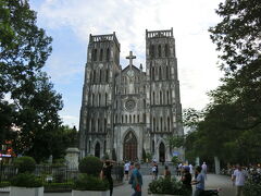 少し歩くとハノイ大教会。

この建物とホアンキエム湖の位置関係を覚えておくと、色々な場所を目指すとき、良い目印になりました。

ハノイ大教会は最終日に中まで入りました。
