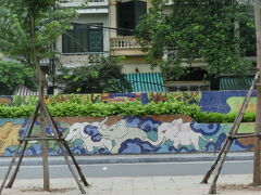 今日はオプションツアーで申し込んでいたハロン湾観光。

宿泊してるメリアハノイに７：４０に迎えにきてもらいました。

途中、旧市街辺りから数キロに渡って作られたバッチャン焼きを使用した壁画を見ることができました。