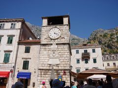城門を入ると小さな広場があり、正面には1602年製造の時計塔があります。
