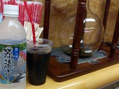  奥入瀬渓流館で小休止、
水出しコーヒー：450円くらい出したかな、
奥入瀬源流水も買いました。
