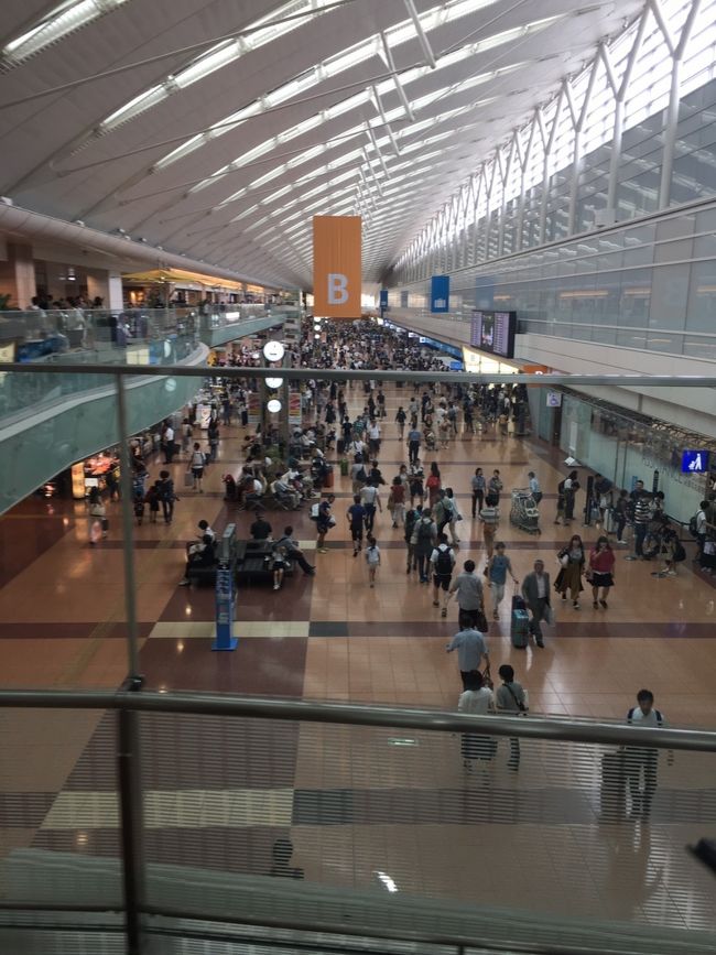 13：15のフライトなのに、11時に待ち合わせしたんだって。<br />お盆休み直前で激混みなんじゃない？とおもいきや、そうでもないのかな？<br />