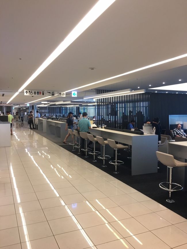 ラウンジだよね？？？？<br />え、なんでラウンジ？？<br />いつも貧乏旅行の私の頭には？がいっぱい。<br />「え、なんでラウンジ利用してるの？だれかカード持ってるの？？」とめがねくんたちにラインするも返事無し(笑)。<br />まぁそんなもんだよね。<br />年頃の男子たち。