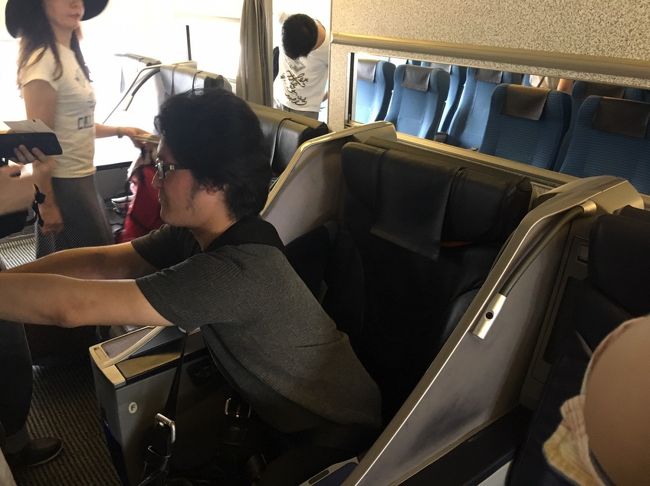 おっ！<br />そうかぁ、プレミアムシートでもってラウンジ利用したわけだね。<br />さすがバリバリ稼ぐ独身男子たち。<br />リッチですなぁ～～～( *´艸｀)