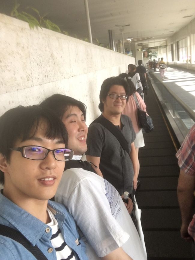 那覇に着いたらしい。<br />そうそう、4人旅なのにおひとりおりませんが。<br />もう一人は朝一の便ですでに石垣入りしてるんだって。<br />