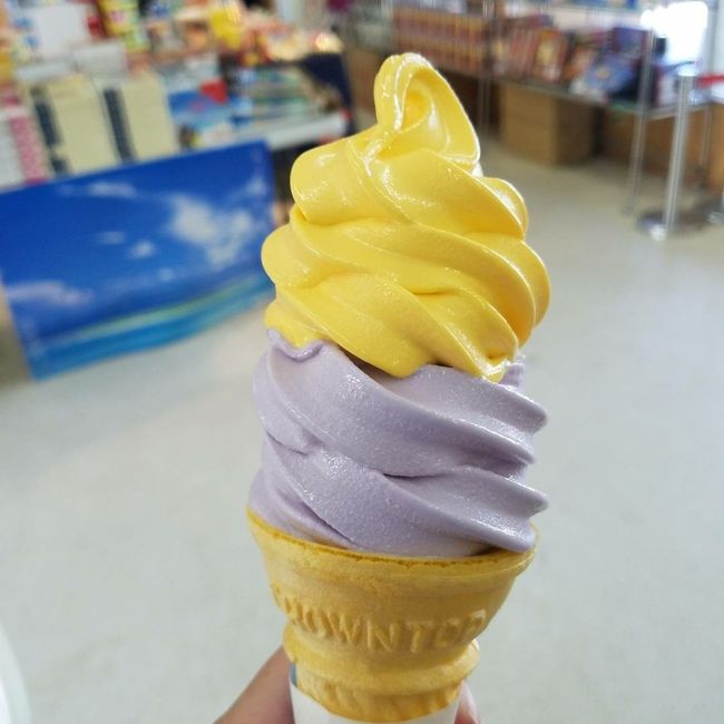 石垣島は過去2回ともGWでしたが<br />夏の沖縄は暑いですね～(^^;アタリマエ<br />カフェ併設のお店で涼しくブルーシールを堪能♪<br />この後、真栄里のスーパーサンエーとイオンがある所のコインランドリーで水着等洗濯しながらお買い物して（ミヤヒラのランドリー争奪戦回避のため）、ホテルでお風呂、夕食へ<br />