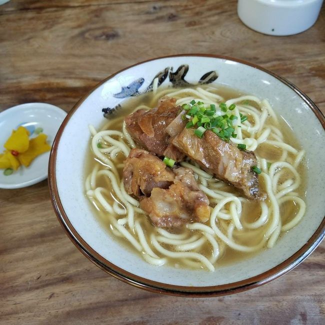 お店はちょっと冷房弱め<br />でもおそば安定の美味しーいかつお風味のお出汁！<br />一気食い！