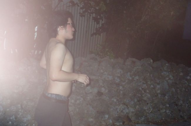 え～～～～………裸…なんでよ (-""-)。