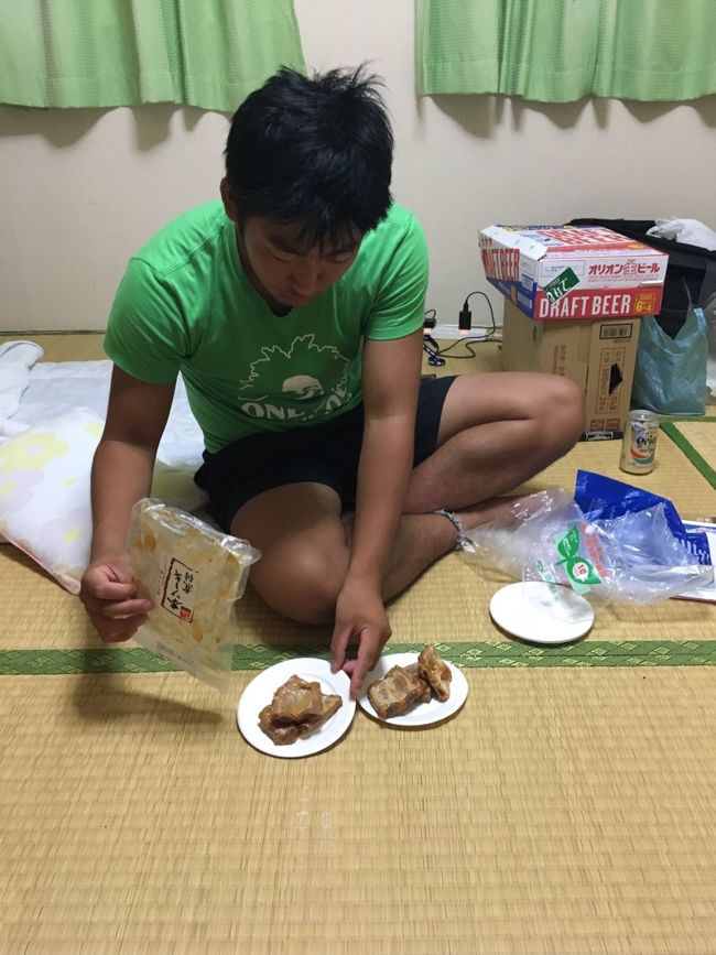 つまみはソーキですかね。<br />肉をたらふく食って、さらに肉(笑)さすが男子。<br />それにしても、畳に直に(@_@)<br />ビール箱テーブル替わりにすればいいのにのぅ…<br />いやいや、これも男子ならでは(´`:)