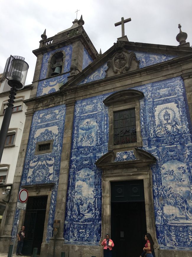 ポルトは綺麗なアズレージョがたくさんみれる街です。まずはアルマス聖堂。歴史や宗教画が綺麗な青で描かれています。この日は曇りでしたが、次の日は快晴で空の青さとこのアズレージョがマッチしてました！