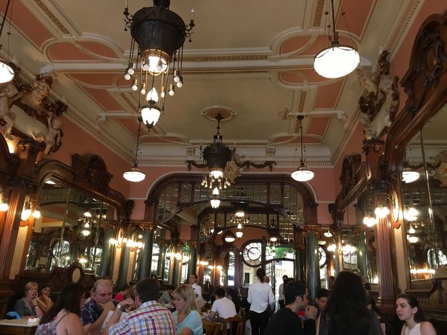 老舗のマジェスティックカフェにて休憩。