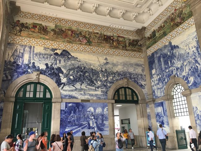 世界で最も美しい駅の一つにあげられるサンベント駅。壁一面がアズレージョです。ここから郊外への電車が発着していました。