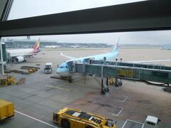 仁川に５：０５に到着しました。
福岡行きの KE７８７は８：００出発です。
乗り継ぎの保安検査を済ませて、搭乗エリアの上階のくつろぎエリアで一眠り。
横になって身体を伸ばして寝れるので（しかも静かで暗い！）ぐっすり寝てました。目覚ましセットしてて良かったぁ。
搭乗です。