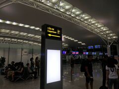 ２０時にツアー会社の方がホテルに迎えにきてくださいました。
今度の方は行きの方と違っていて、一生懸命にお世話してくださいました。
約５０分で空港に到着です。
