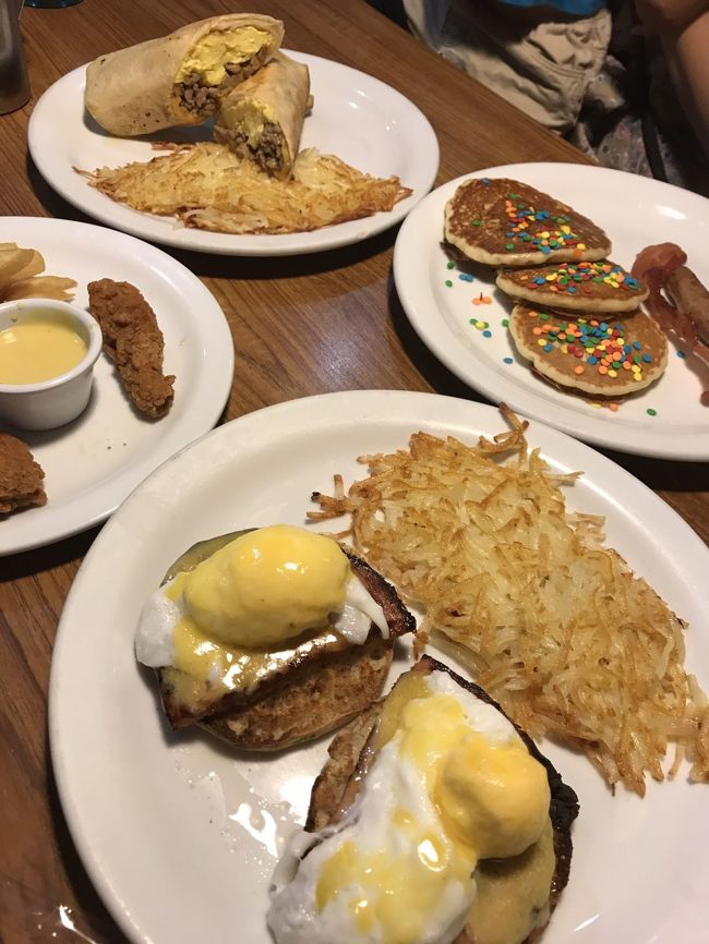 エッグベネディクト、サップサンド(?)と、子どもはキッズメニュー<br />パンケーキ&amp;ベーコンと、唐揚げ&amp;ポテトをそれぞれ選びました。<br />お会計は45ドル程でした。<br />昨日来ていれば30ドルちょっとで済んでいたのかー。残念。