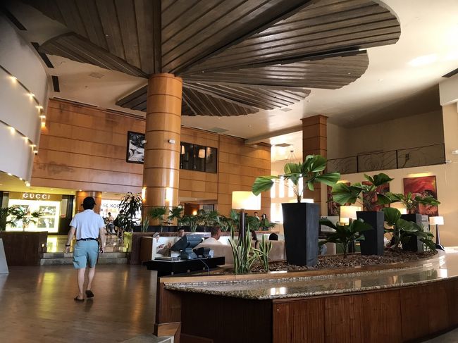 ホテルの部屋が清掃中だったので、ホテルのロビーでランチ。<br />フードコートでTO GOしてきました。