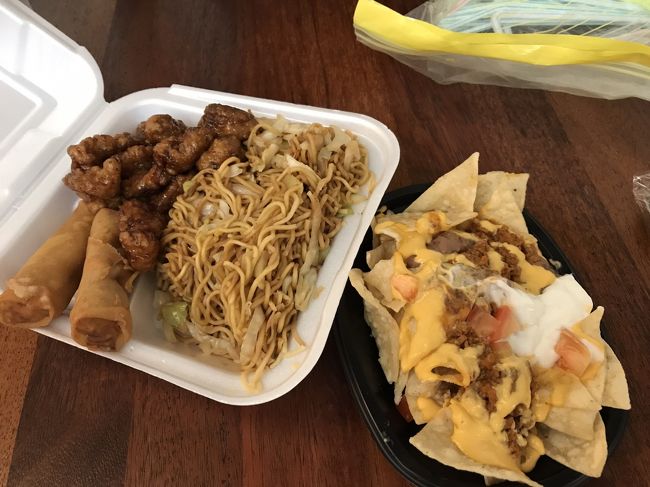 パンダエクスプレスで買ってきたお弁当。<br />焼きそば、春巻き、唐揚げ。<br />毎回必ず食べるタコベルのナチョス!子供用にラップサンドのようなものが1.5ドルだったので2個買いました。全部で20ドル程のランチでした?
