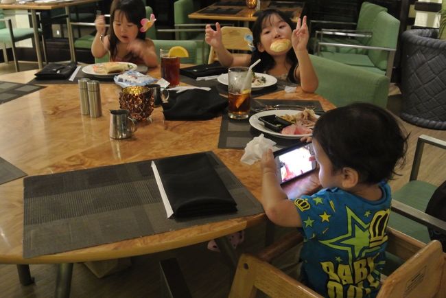 楽天トラベルのプランについていたリゾートキャッシュクーポンを使ってパームカフェでディナーブッフェです。