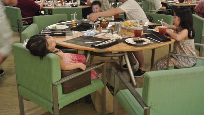 次女は着いてすぐ大好きなマグロやサーモンを食べて爆睡。<br />一番面倒な次女が寝たのでゆっくり食べれました。