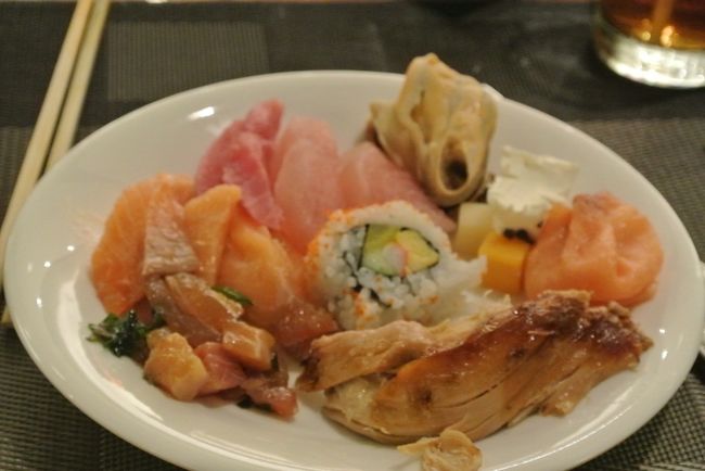 今日は金曜日でシーフードブッフェの日でした。<br />刺身食べ放題ってなかなか無いので、お刺身大好きな私とカニが大好きな主人と長女はガッツポーズ。