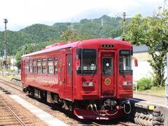 帰りは「ながら号」という特別列車で。 
ＪＲ九州の豪華寝台特急「ななつぼし」などをデザインした水戸岡さんのデザインした車両です。
