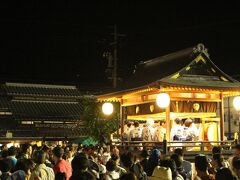 郡上八幡ではお盆には市街地で徹夜で踊るのが有名で、２年前に行ったときはとてもその雰囲気は気に行ったのですが、今年は残念ながら明日から。 
今日は前夜祭。 
普通の盆踊りみたいだったですが、最終電車の２０時半まで１時間ほど踊ってきました。 