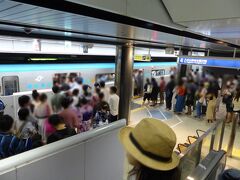 荒井駅は始発駅の為、それほど混んでおらず、乗った人全員が着席できる状態でしたが、仙台駅に近づくにつれ混雑度が増していきます。

しかも途中から「(花火会場地域内である)大町西公園駅・国際センター駅ではホームが大混雑であること、電車が駅についても人が多すぎてすぐには降りられない事、電車から降りたとしても地上に出るまでに相当時間がかかる事」が繰り返し車内放送されておりました。

我々は仙台駅に用事があったので降りたのですが、それでもこの混雑っぷりです。

電車が到着しているにもかかわらず、超満員の為、ホームにいる乗客は車内に入れてもらえませんでした。