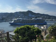 軍艦島資料館見学後に、長崎市街地に戻ってくると、港に巨大な客船が停泊してました。中国から観光客が約５０００人いたそうです。グラバー園から出航していく姿も見えました。現代版の黒船みたいでした。