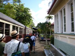 キュランダ駅到着。駅舎の建物が映画のセットみたいで雰囲気あります。