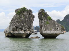 これが有名な闘鶏岩（ホン・カップ・ガー）。

左が雄鶏、右雌鳥、見る角度により変わります。

イメージしてたよりも小さい印象です。
